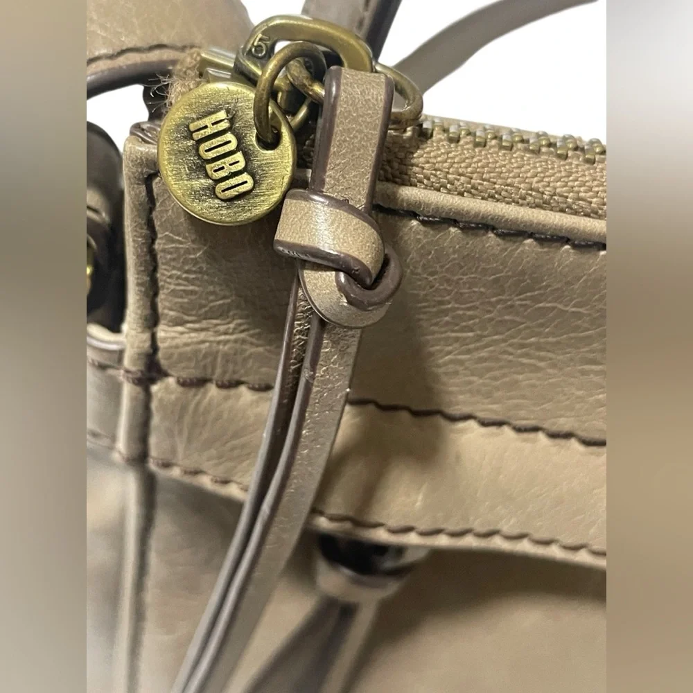 Hobo International Leather Purse Crossbody Bag Taupe Adjustable Strap Zipper Top
